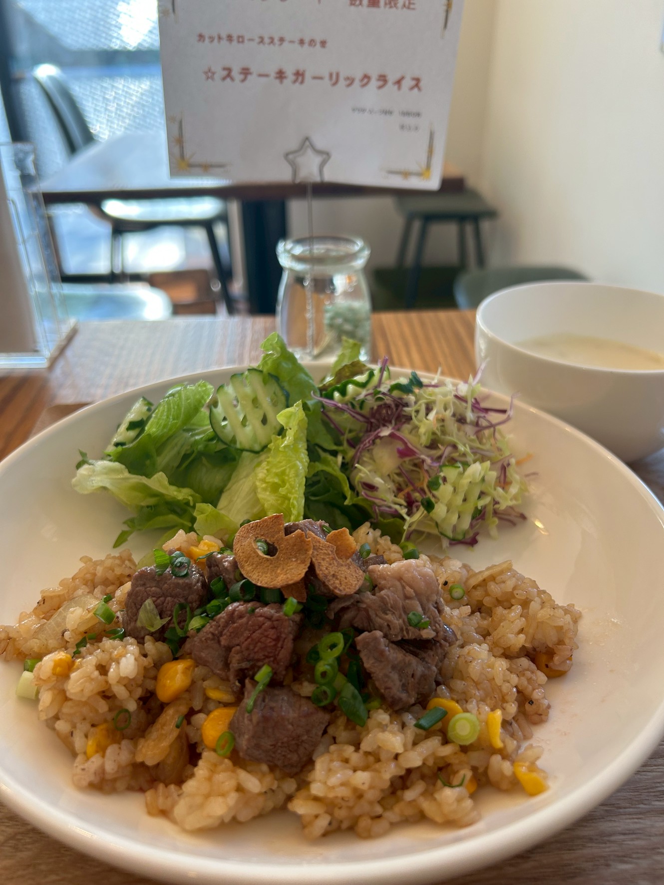 店内の様子や料理